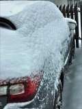 Auto je pod sněhovou peřinou.