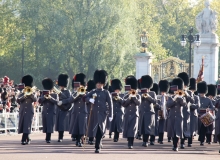 Ceremonie u Buckinghamského paláce.